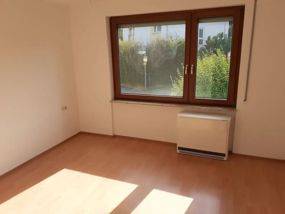 Modernisierte 2,5-Zimmer-Hochparterre-Wohnung mit Balkon und Einbauküche in Winnenden