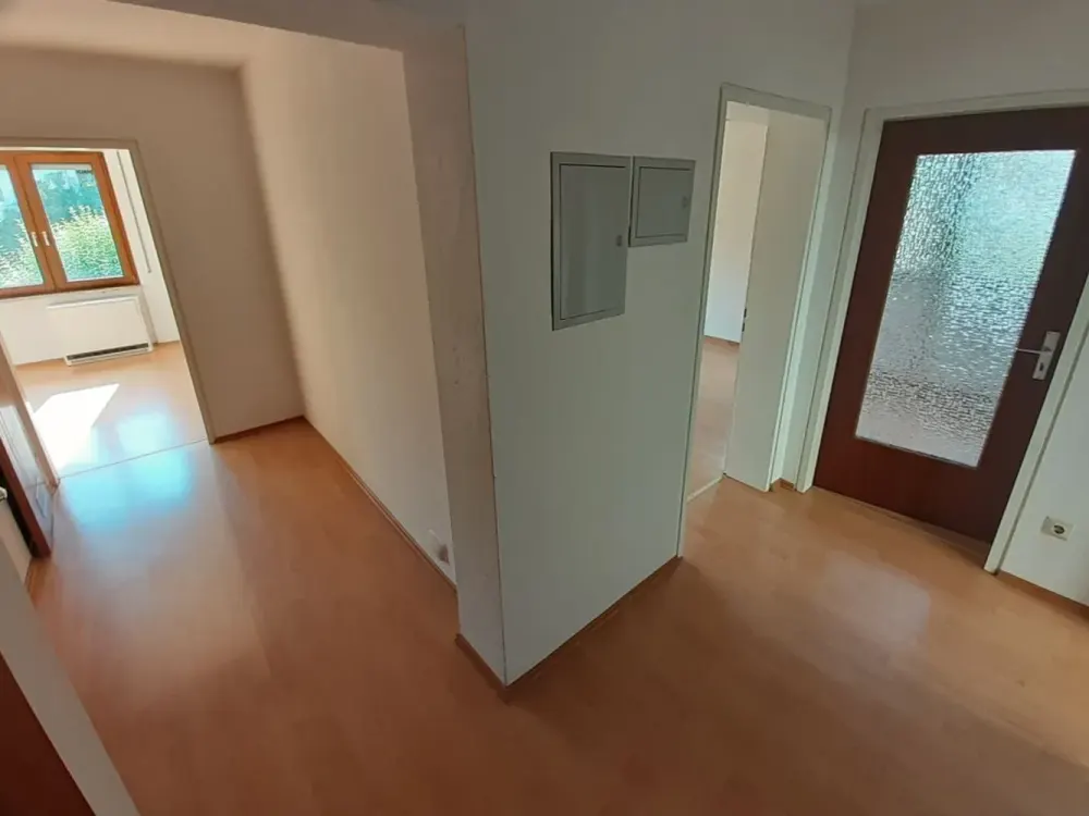 Modernisierte 2,5-Zimmer-Hochparterre-Wohnung mit Balkon und Einbauküche in Winnenden