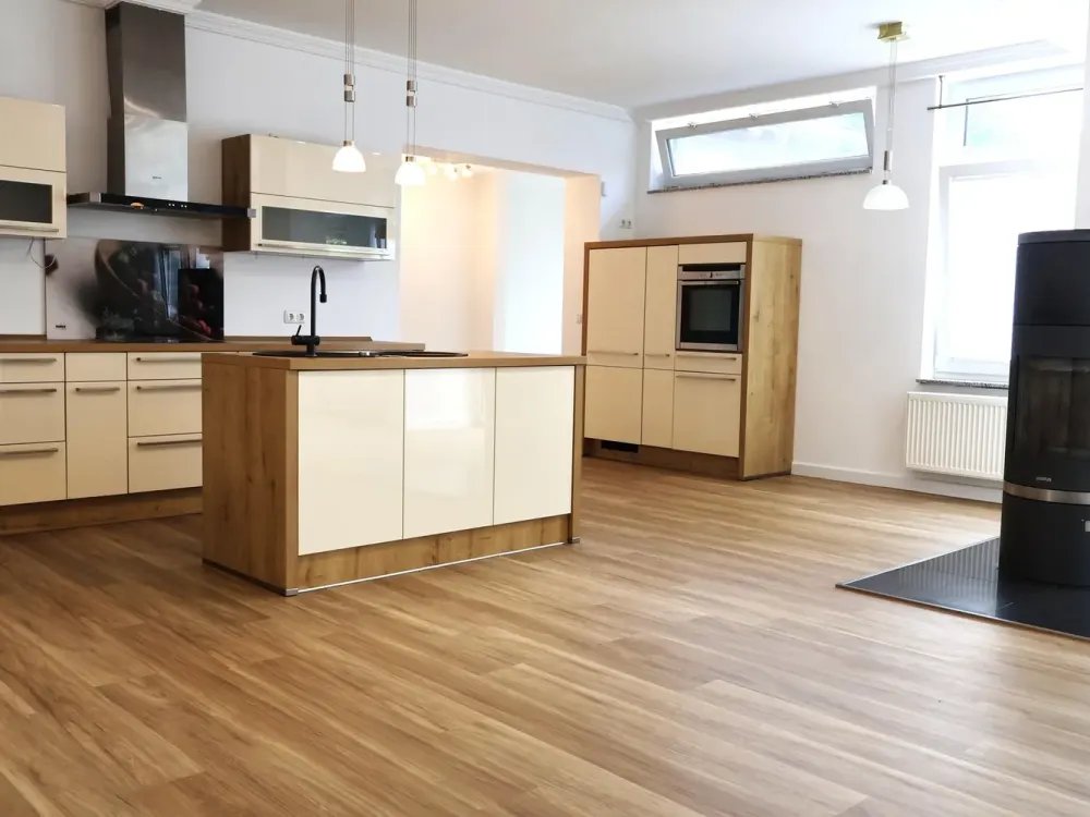 Moderne 105 m² Einliegerwohnung mit Kamin, Einbauküche & Terrasse in Winsen (Luhe)