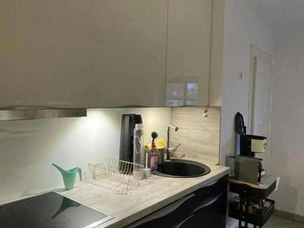 3 Person Flat-Share