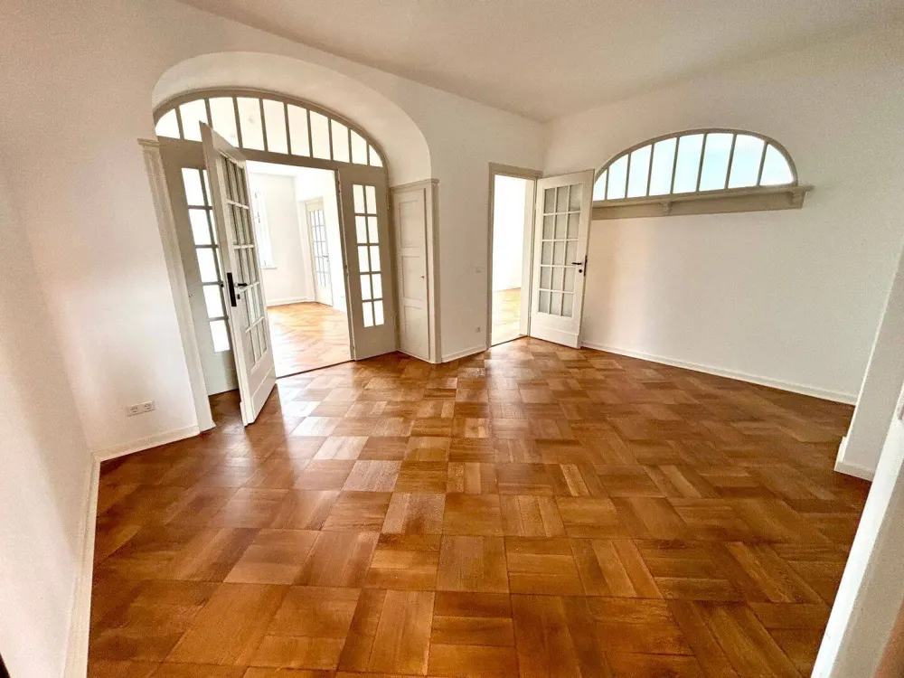 Erstbezug nach hochwertiger Sanierung - Stilvolle 4-Zimmer-Altbauwohnung mit Wintergarten, Balkon & 2 Tageslichtbädern