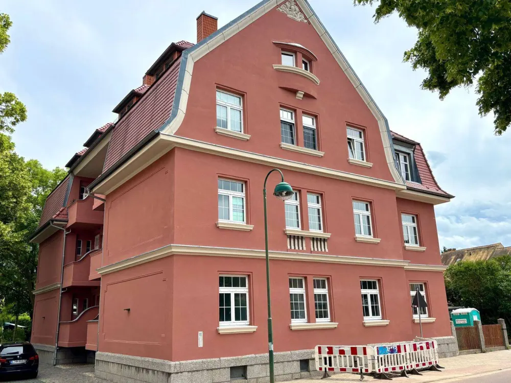 Erstbezug nach hochwertiger Sanierung - Stilvolle 4-Zimmer-Altbauwohnung mit Wintergarten, Balkon & 2 Tageslichtbädern