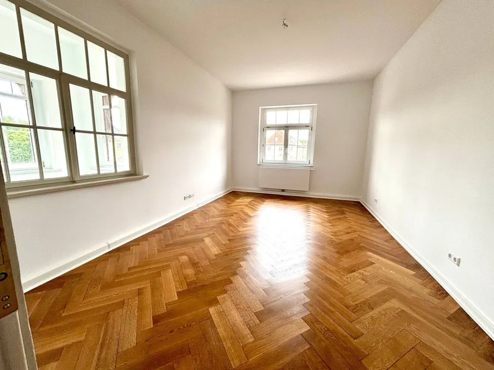 Erstbezug nach hochwertiger Sanierung - Stilvolle 4-Zimmer-Altbauwohnung mit Wintergarten, Balkon & 2 Tageslichtbädern