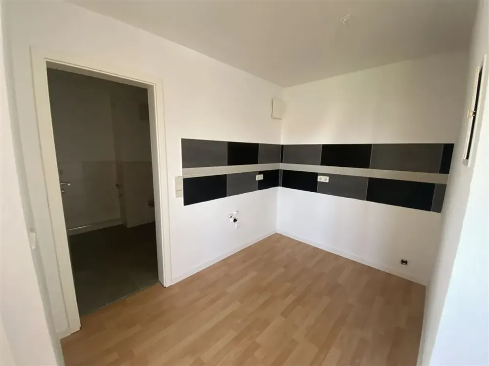 Schönefeld-Abtnaundorf * Renoviert* helle 2 Zi.-DG*Whg.* Wannenbad* Keller* SP anmietbar