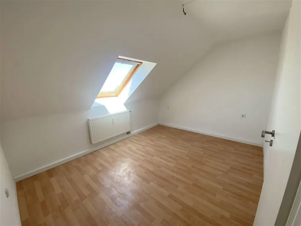 Schönefeld-Abtnaundorf * Renoviert* helle 2 Zi.-DG*Whg.* Wannenbad* Keller* SP anmietbar
