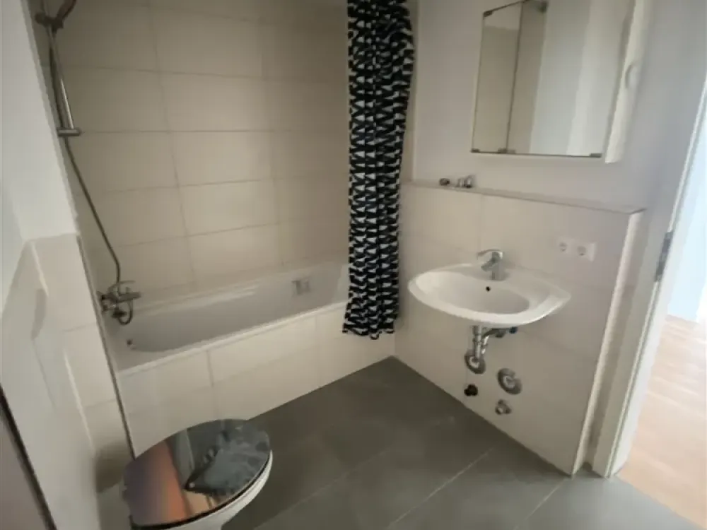 Schönefeld-Abtnaundorf * Renoviert* helle 2 Zi.-DG*Whg.* Wannenbad* Keller* SP anmietbar