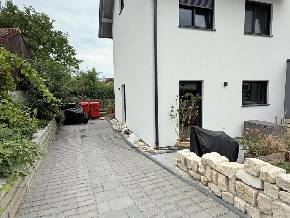 Haushälfte in Traumkulisse mit Südterrasse und 2 Stellplätzen