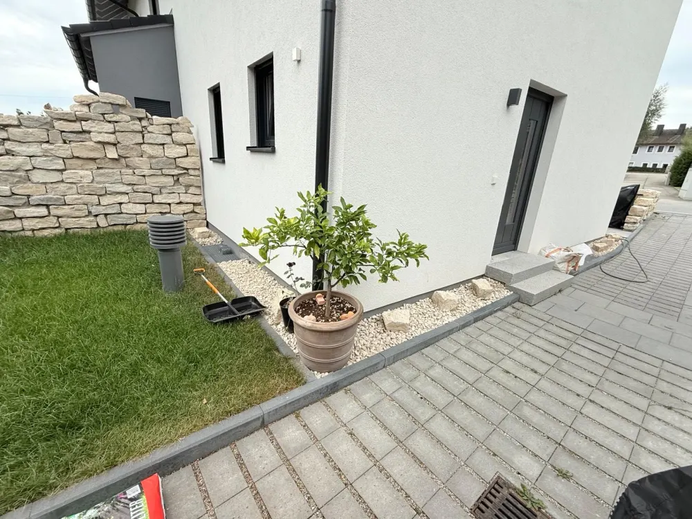 Haushälfte in Traumkulisse mit Südterrasse und 2 Stellplätzen