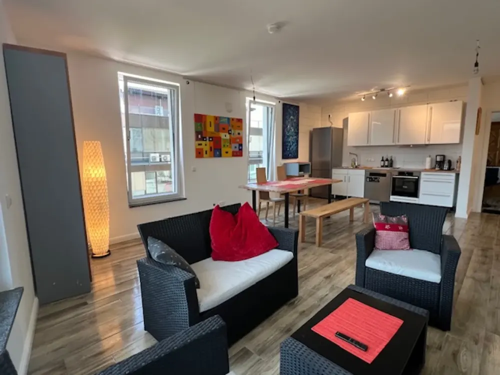 Möbliert Zentral Modern WG-Geeignet - 3,5 Zimmer im Neubau 1. OG, nahe Fitnessstudio & Bahnhof, W15