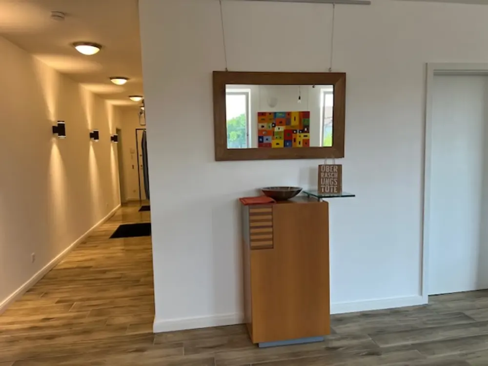 Möbliert Zentral Modern WG-Geeignet - 3,5 Zimmer im Neubau 1. OG, nahe Fitnessstudio & Bahnhof, W15