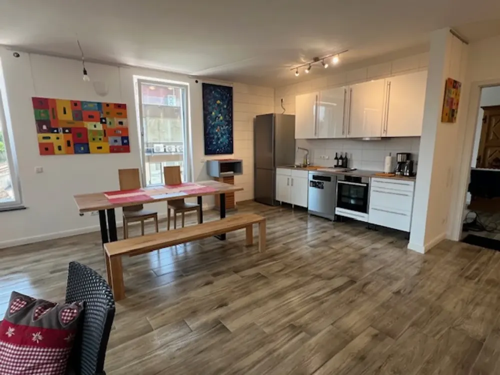 Möbliert Zentral Modern WG-Geeignet - 3,5 Zimmer im Neubau 1. OG, nahe Fitnessstudio & Bahnhof, W15