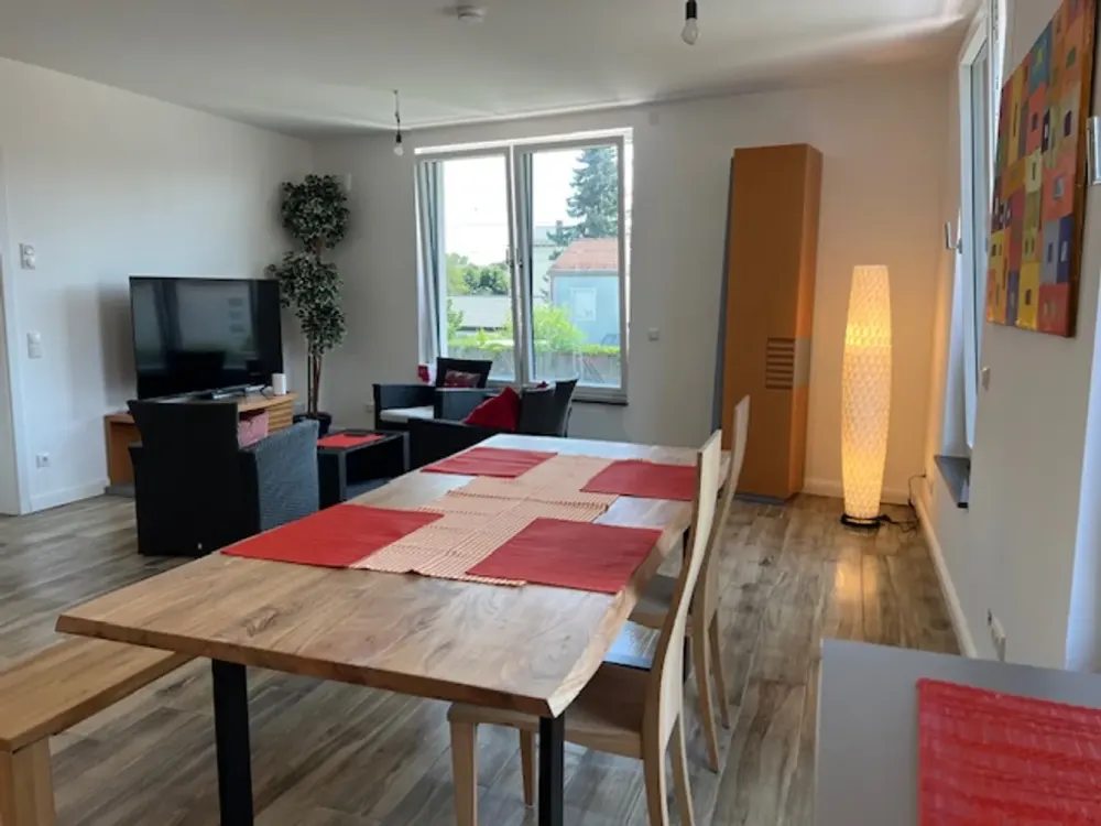Möbliert Zentral Modern WG-Geeignet - 3,5 Zimmer im Neubau 1. OG, nahe Fitnessstudio & Bahnhof, W15