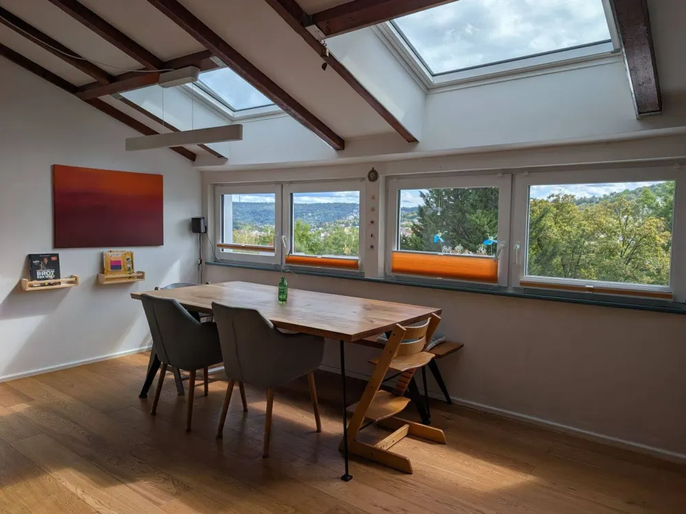 Traumhafte 4-Zimmer-Wohnung in Halbhöhenlage mit Panoramablick, 2 neuen Bädern & ausgebauter Bühne