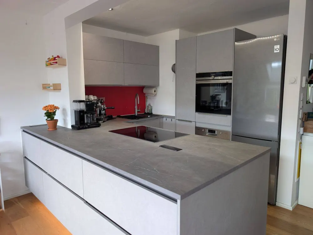 Traumhafte 4-Zimmer-Wohnung in Halbhöhenlage mit Panoramablick, 2 neuen Bädern & ausgebauter Bühne