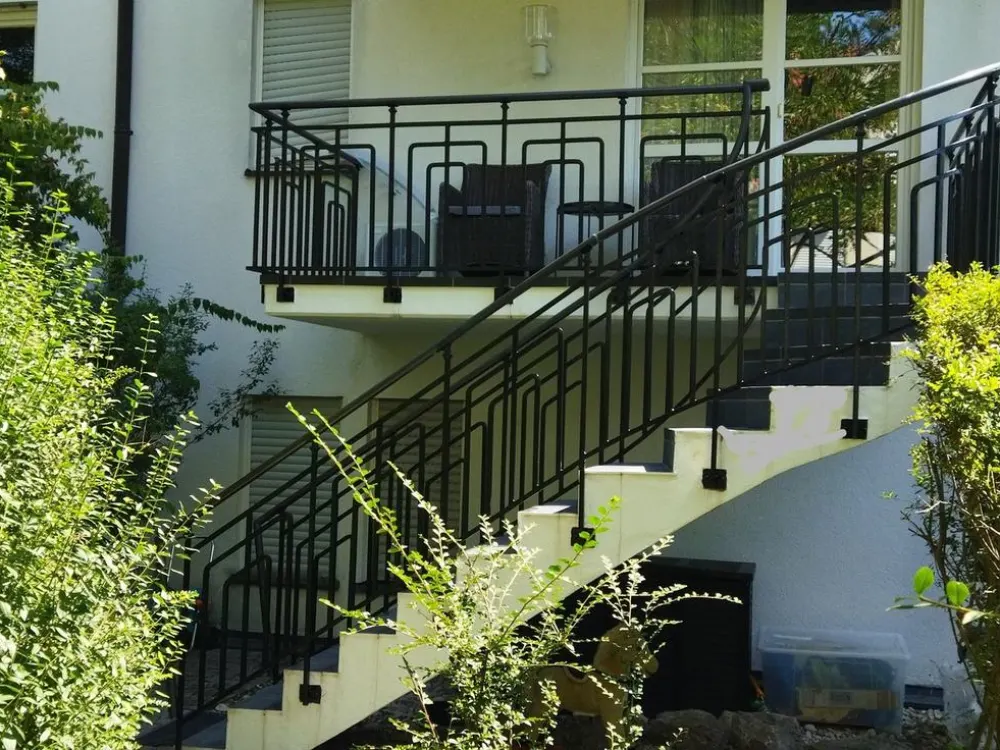 Beautiful, furnished garden apartment, central and quiet, with large garden share