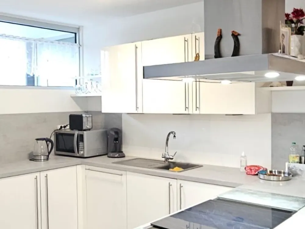 Modernisierte 4-Zimmer Wohnung mit großer Einbauküche in Türnich