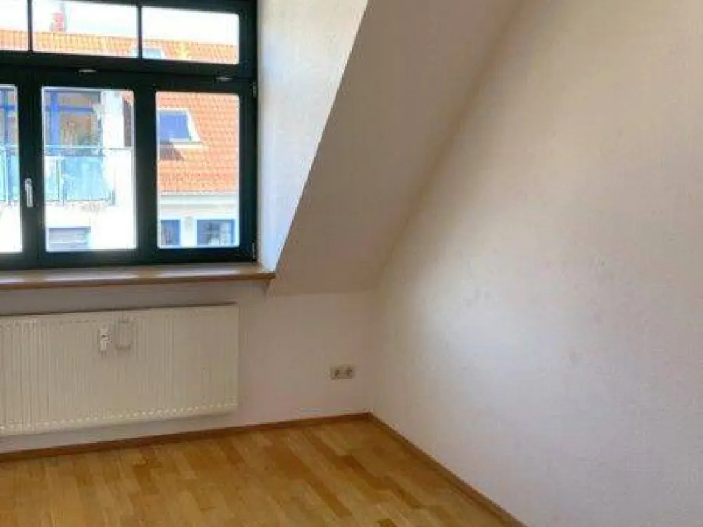 3 Raum Wohnung im Dachgeschoss mit Einbauküche in Sanierung