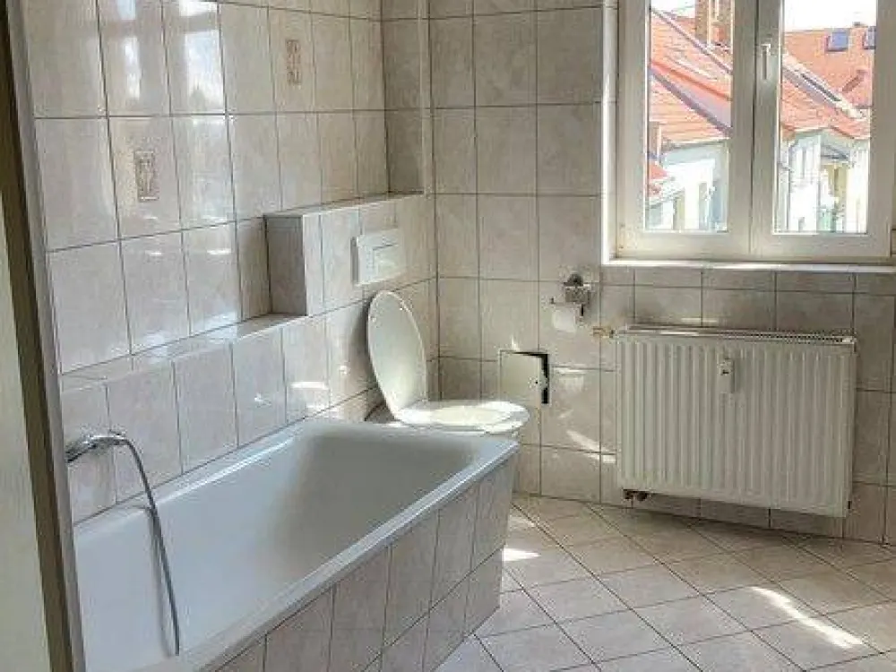 3 Raum Wohnung im Dachgeschoss mit Einbauküche in Sanierung