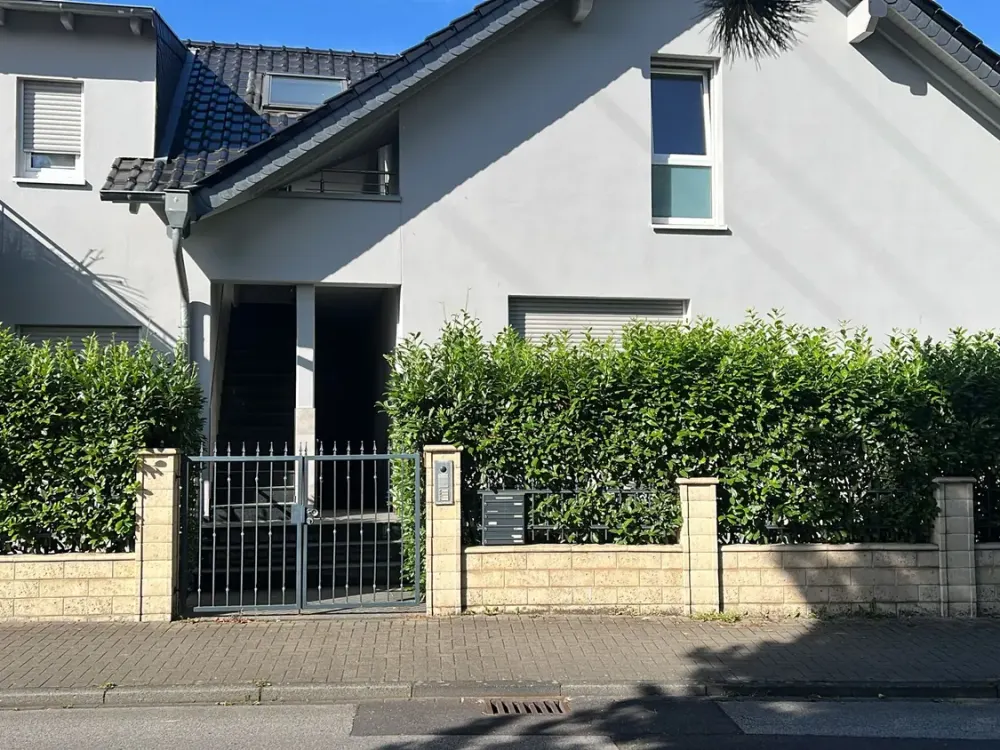 Stilvolle 2-Zimmer-Souterrainwohnung mit Terrasse