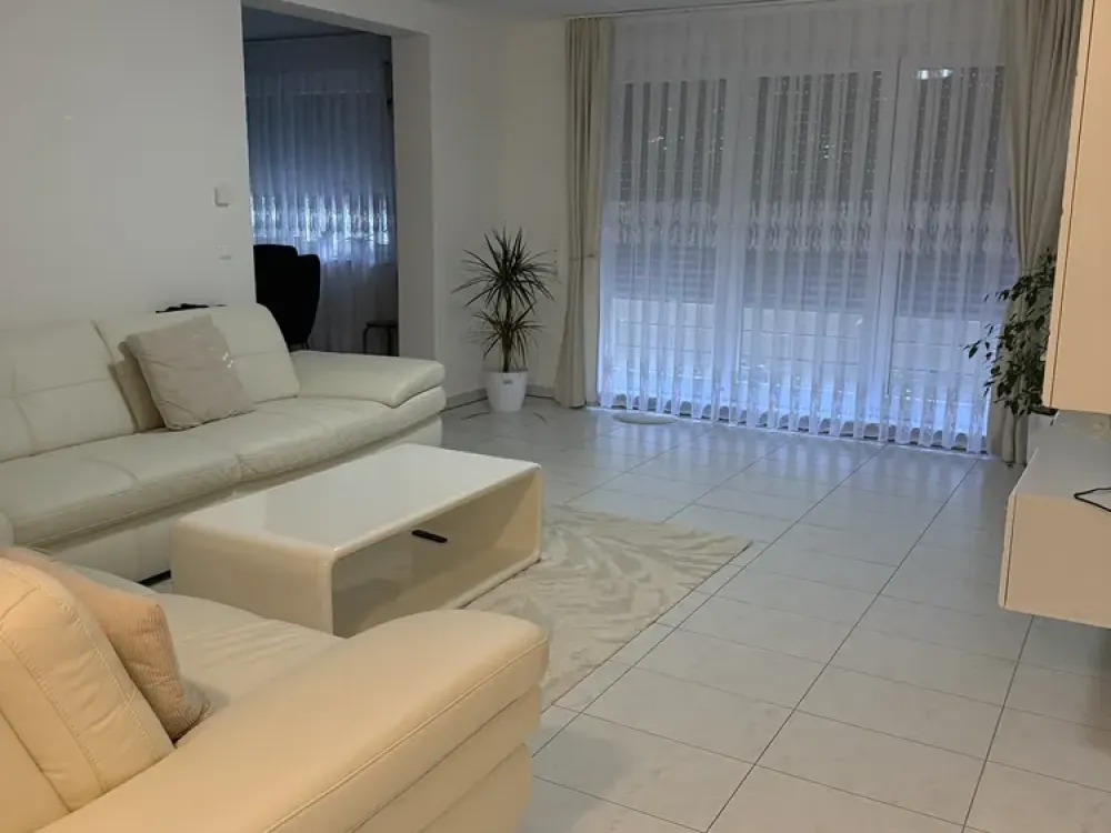 Stilvolle 2-Zimmer-Souterrainwohnung mit Terrasse