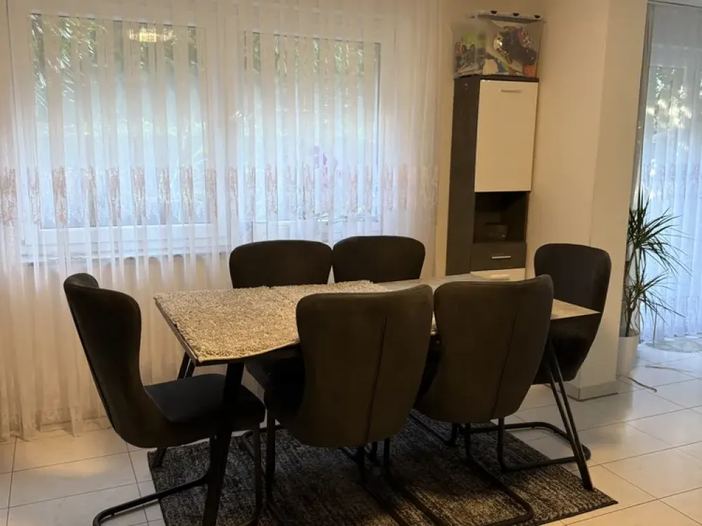 Stilvolle 2-Zimmer-Souterrainwohnung mit Terrasse