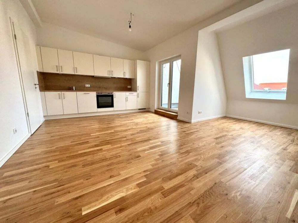Sofort einziehen! Helle 5-Zimmer-Dachgeschosswohnung im Erstbezug mit EBK, 2 Bädern und Loggia