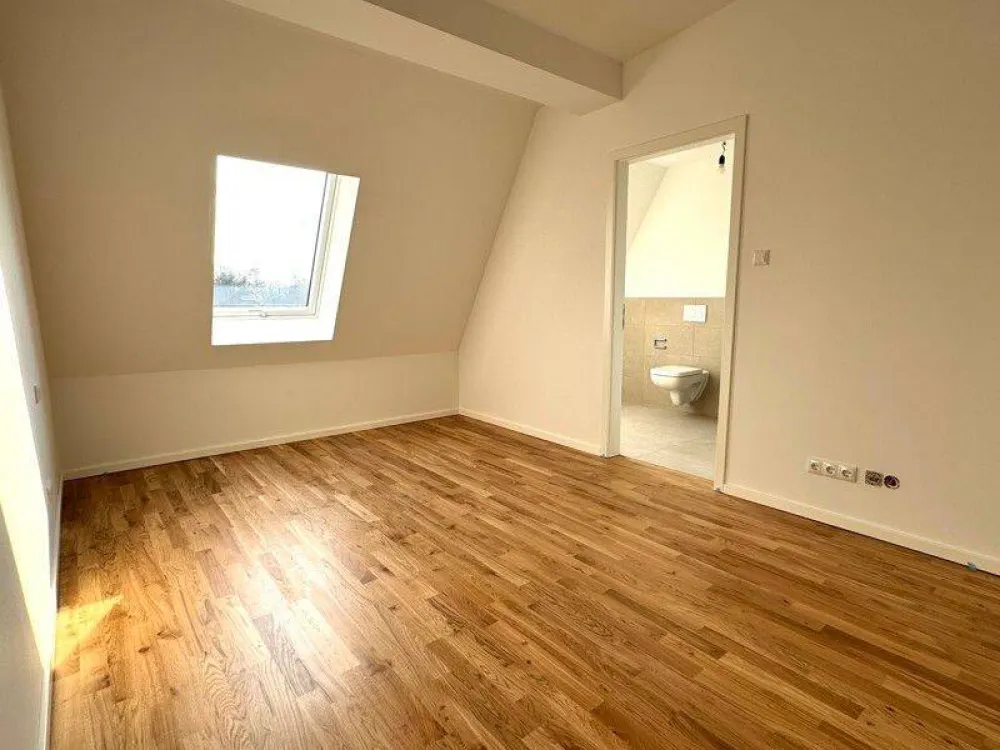 Sofort einziehen! Helle 5-Zimmer-Dachgeschosswohnung im Erstbezug mit EBK, 2 Bädern und Loggia