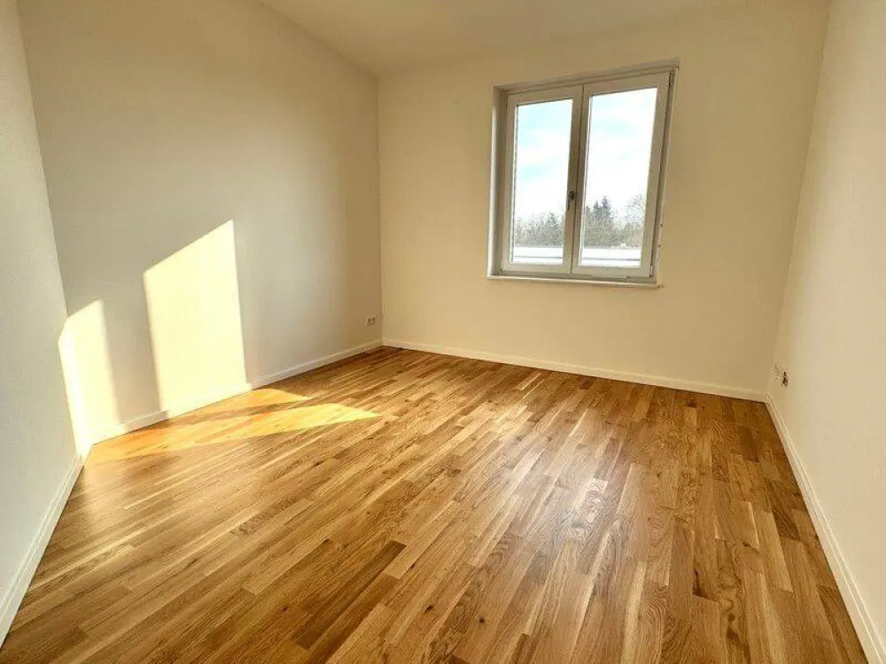 Sofort einziehen! Helle 5-Zimmer-Dachgeschosswohnung im Erstbezug mit EBK, 2 Bädern und Loggia