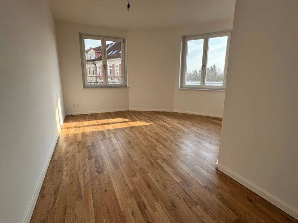 Sofort einziehen! Helle 5-Zimmer-Dachgeschosswohnung im Erstbezug mit EBK, 2 Bädern und Loggia