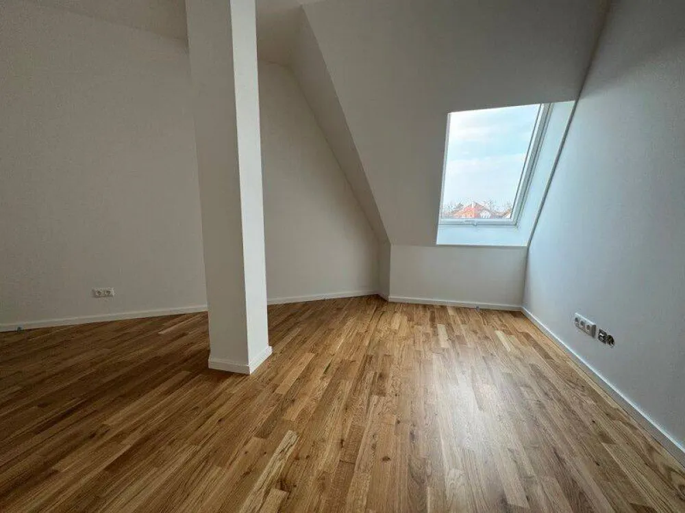 Sofort einziehen! Helle 5-Zimmer-Dachgeschosswohnung im Erstbezug mit EBK, 2 Bädern und Loggia
