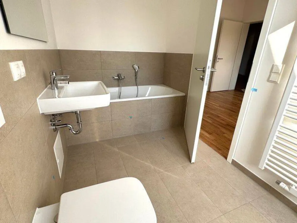Sofort einziehen! Helle 5-Zimmer-Dachgeschosswohnung im Erstbezug mit EBK, 2 Bädern und Loggia