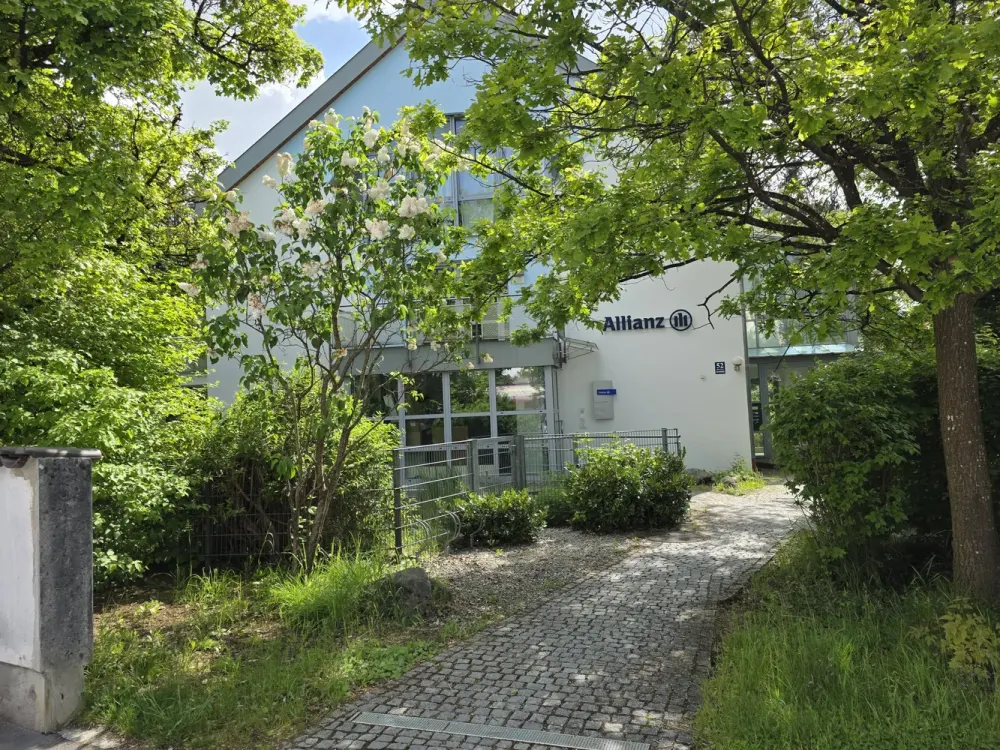 Helle, geräumige 2-Zimmer-Wohnung mit 2 Balkonen in grüner Oase -Trudering
