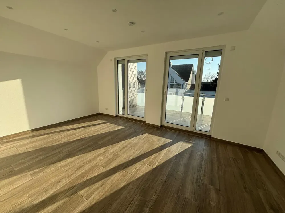 oWohnen mit Charakter: Modernes Dachgeschoss in Frankfurt-Goldstein