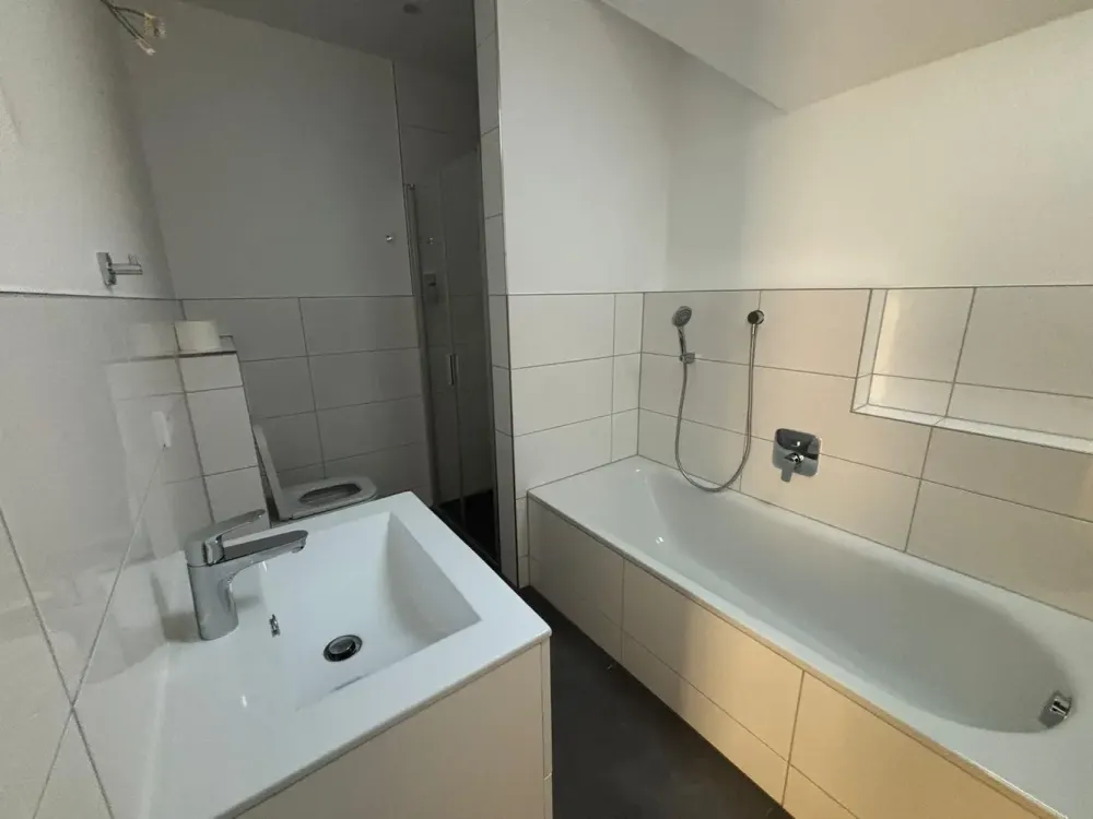 oWohnen mit Charakter: Modernes Dachgeschoss in Frankfurt-Goldstein