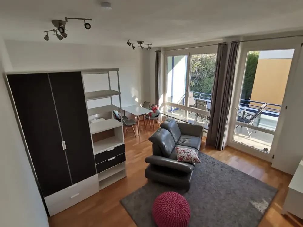 Möbiliertes, lichtdurchflutetes Sonnenapartement; 1-Raum-Wohnung mit 15qm-Südbalkon, Küche, Bad