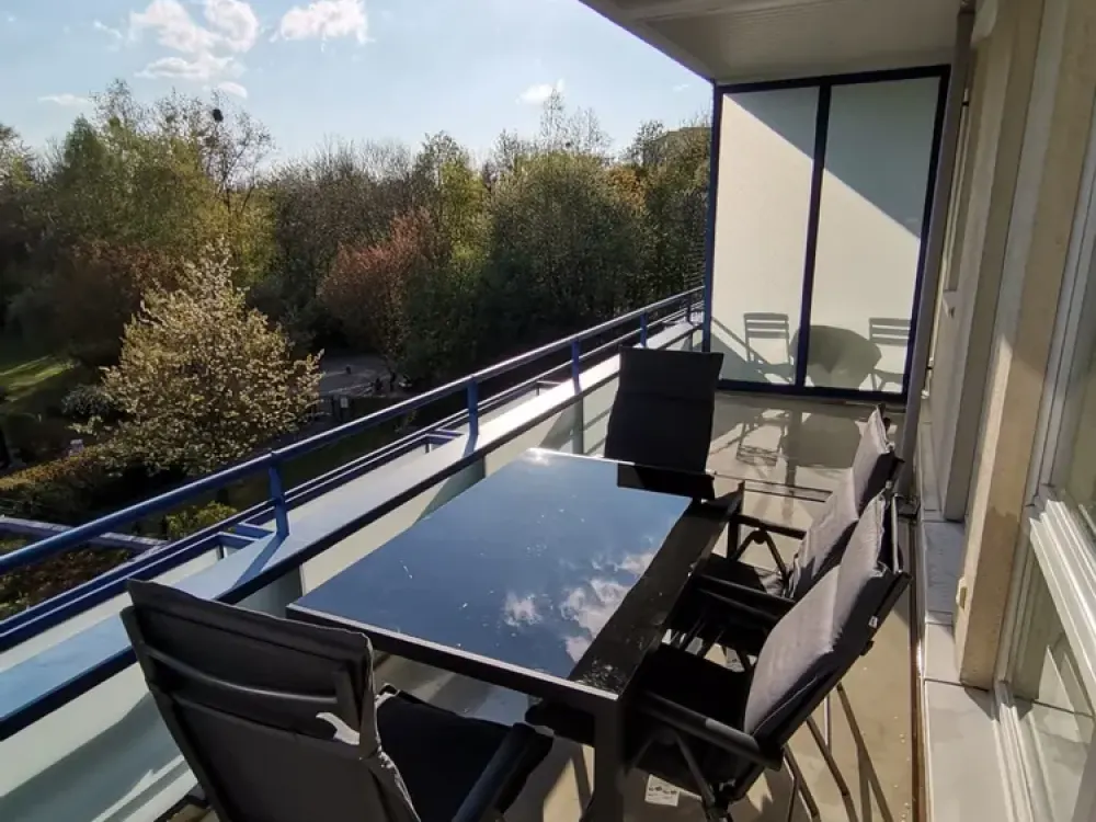 Möbiliertes, lichtdurchflutetes Sonnenapartement; 1-Raum-Wohnung mit 15qm-Südbalkon, Küche, Bad