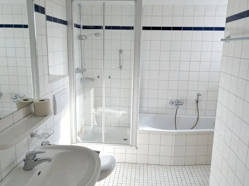Nähe Vital Bad: Helle 3-Zimmer-Wohnung mit großem Südbalkon, Mietvertrag befristet für 3 Jahre