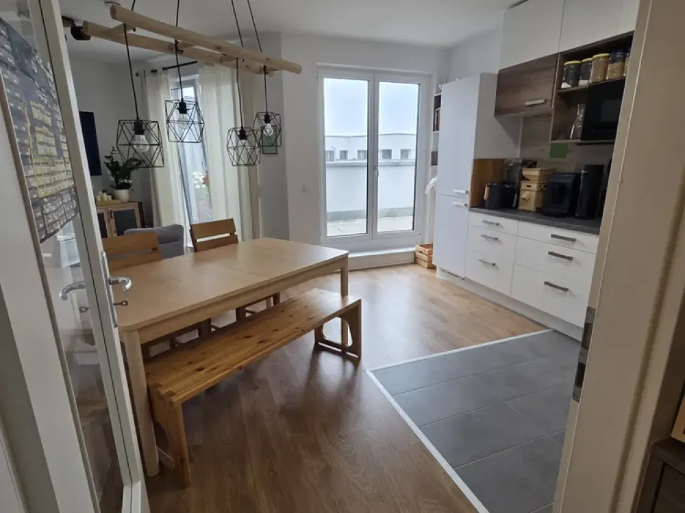 Lichtdurchflutete 3‑Zimmer‑Wohnung mit großzügiger Dachterrasse