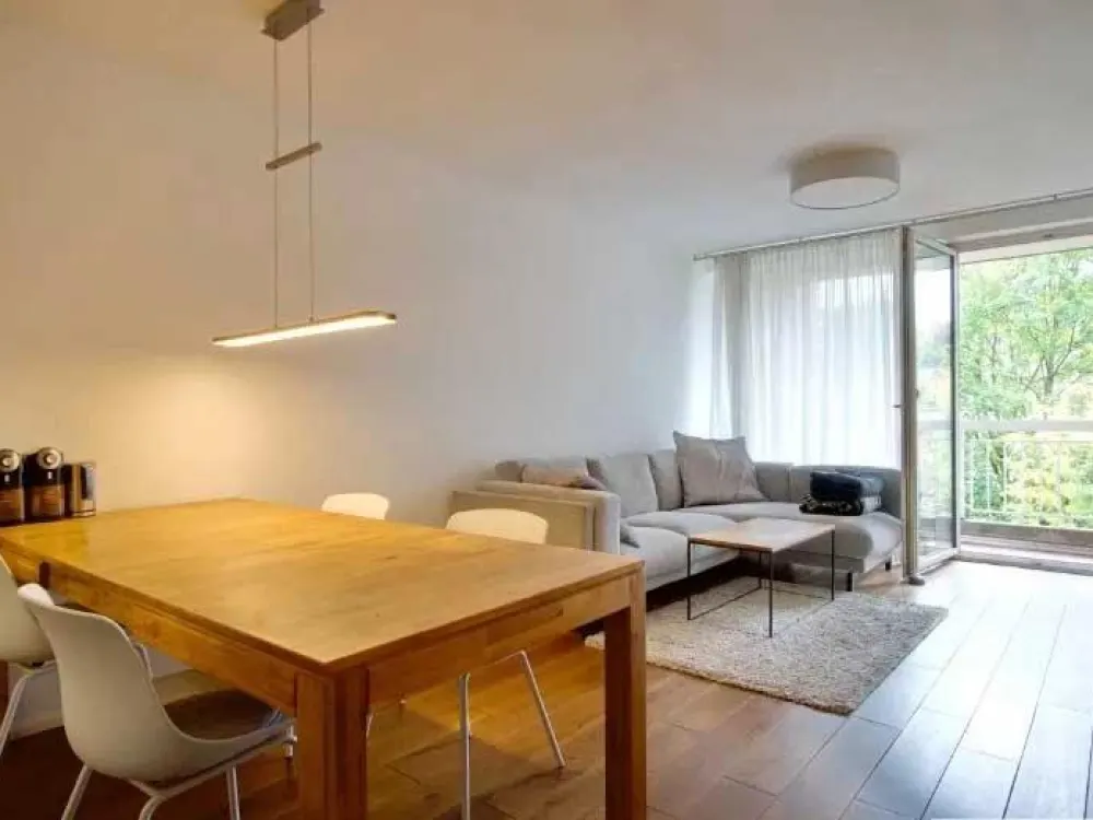 Befristete möblierte 4-Zimmer-Wohnung mit Dachterrasse