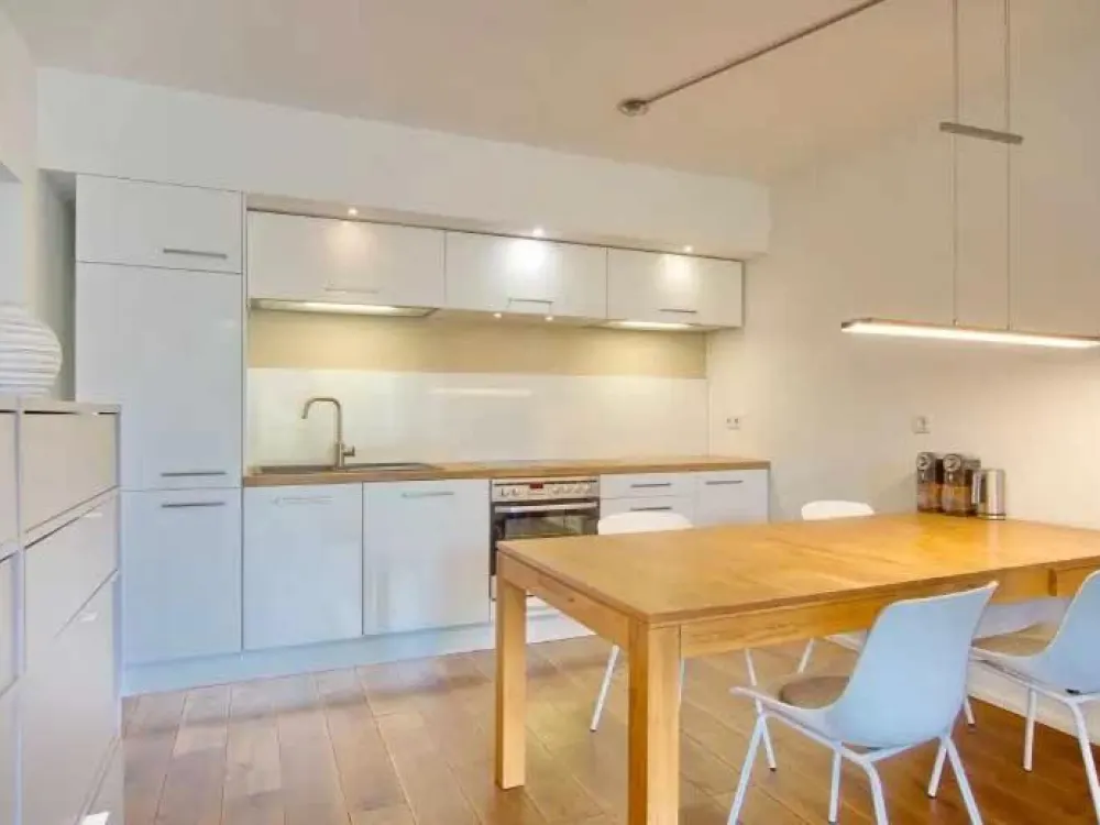 Befristete möblierte 4-Zimmer-Wohnung mit Dachterrasse
