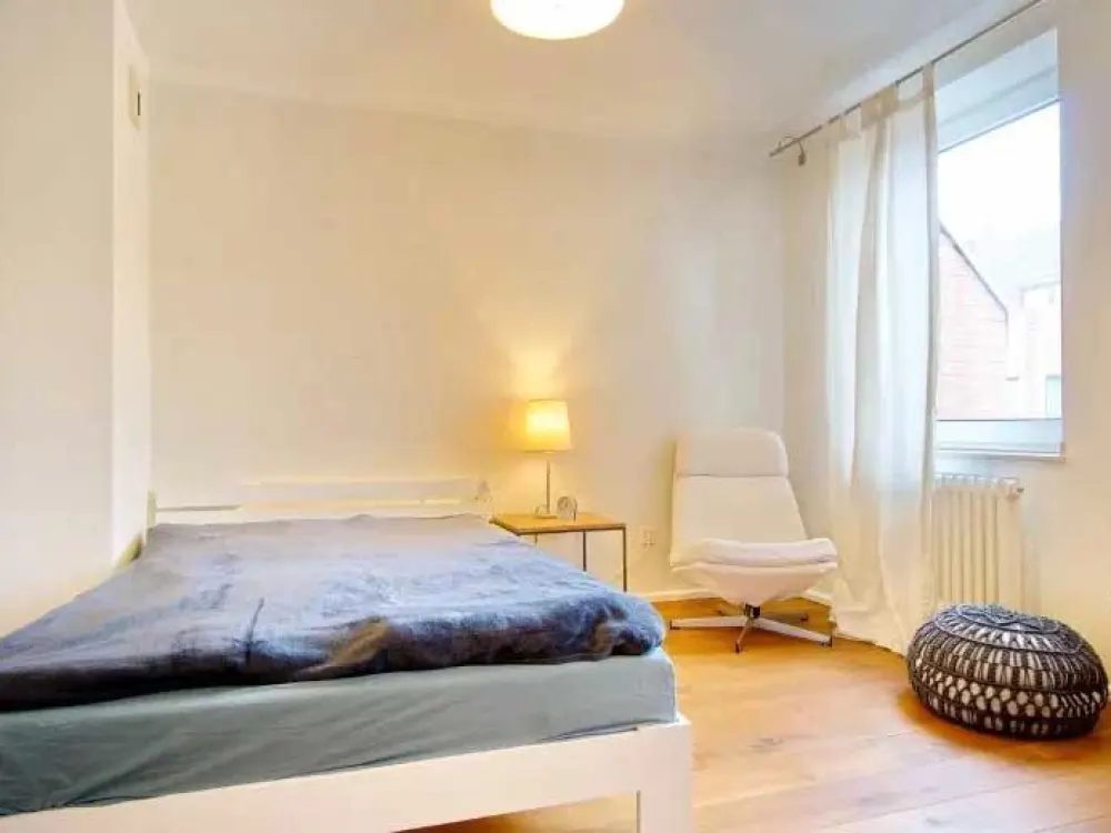 Befristete möblierte 4-Zimmer-Wohnung mit Dachterrasse