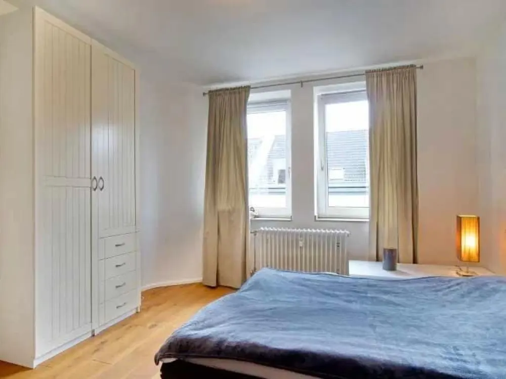 Befristete möblierte 4-Zimmer-Wohnung mit Dachterrasse