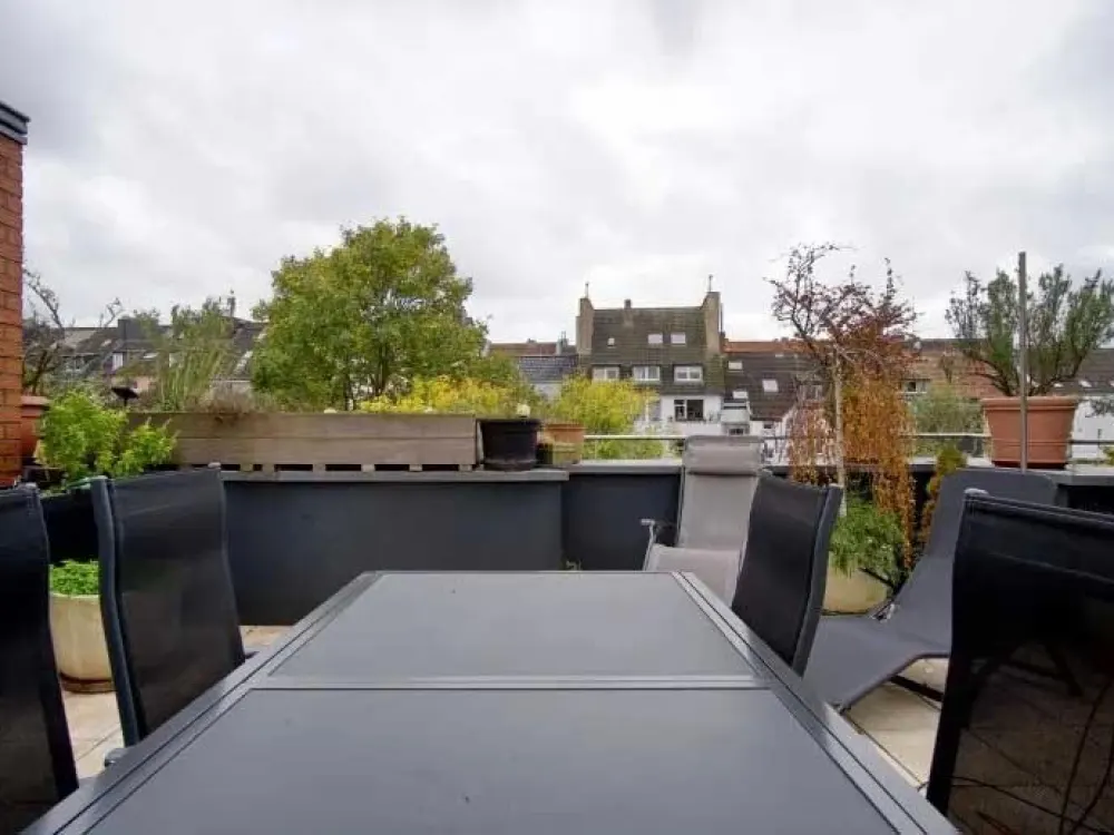Befristete möblierte 4-Zimmer-Wohnung mit Dachterrasse