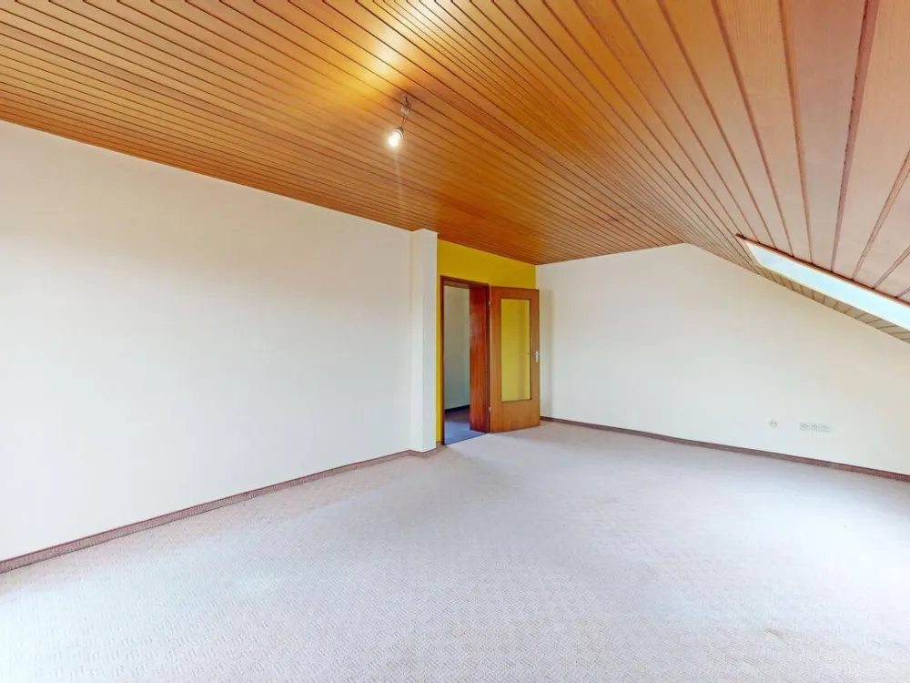IMMOPARTNER - 3-ZIMMER-DACHGESCHOSSWOHNUNG MIT BALKON UND GARAGE