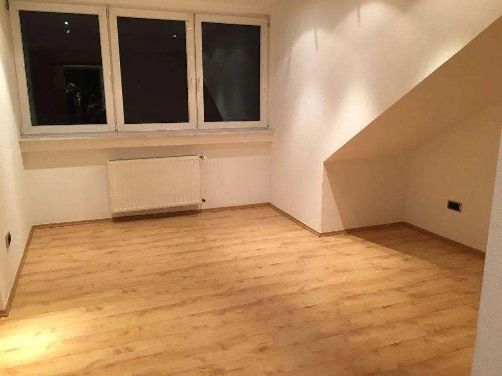 Charmante 3-Zimmer-Dachgeschosswohnung mit Einbauküche, Klimaanlage und Stellplatz in Waltrop.