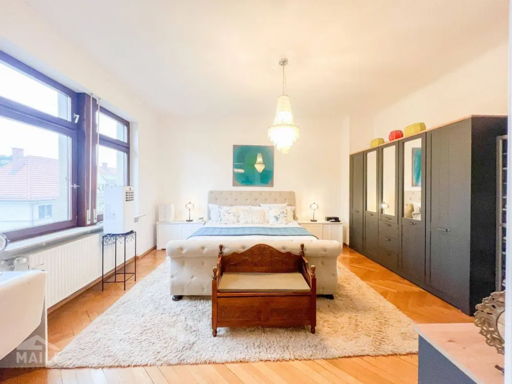 Traumhafte 5,5 Zimmer-Altbauwohnung mit Balkon, Loggia, EBK und Außenstellplatz im Stuttgarter Süden