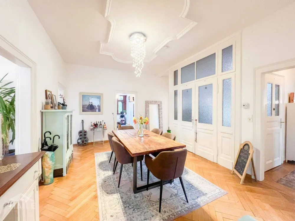 Traumhafte 5,5 Zimmer-Altbauwohnung mit Balkon, Loggia, EBK und Außenstellplatz im Stuttgarter Süden