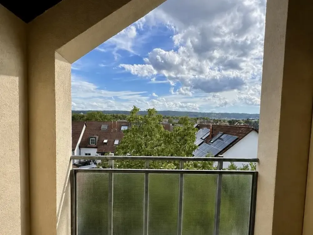 Wohnen mit Charakter: 2-Zimmer-Dachgeschosswohnung mit Loggia, Keller und TG-Stellplatz in Ditzingen