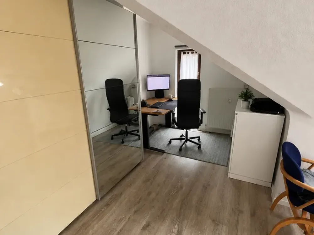 Wohnen mit Charakter: 2-Zimmer-Dachgeschosswohnung mit Loggia, Keller und TG-Stellplatz in Ditzingen