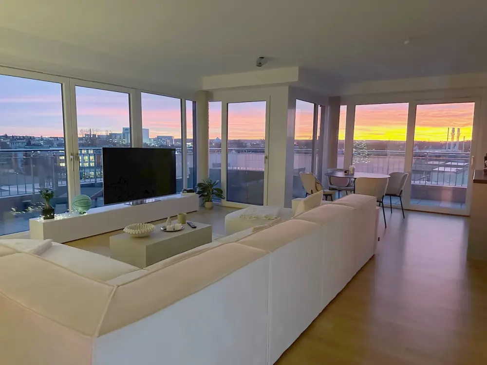Lichtdurchflutetes 3-Zimmer-Penthouse mit umlaufender Terrasse, Weitblick und 2 TG-Stellplätzen